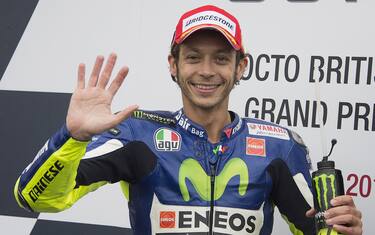 NORTHAMPTON, ENGLAND - AUGUST 30:  Valentino Rossi of Italy and Movistar Yamaha MotoGP celebrates his victory at the end of the MotoGP race during the MotoGp Of Great Britain - Race at Silverstone Circuit on August 30, 2015 in Northampton, United Kingdom.  (Photo by Mirco Lazzari gp/Getty Images)