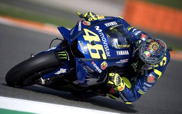 VALENCIA, SPAIN - NOVEMBER 20: Valentino Rossi of Italy and Yamaha Factory Racing rounds the bend during the MotoGP Tests In Valencia at Ricardo Tormo Circuit on November 21, 2018 in Valencia, Spain. (Photo by Mirco Lazzari gp/Getty Images)