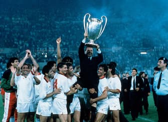 VIENNA, AUSTRIA - APRIL 23:  Silvio Berlusconi President of AC Milan lifts the trophy with his team after winnigns the European Cup Final during the match between AC Milan and Benfica at Stadio Prater on April 23, 1990 in Vienna, Austria.  (Photo by Alessandro Sabattini/Getty Images)