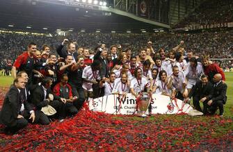 AC Milan players and staff celebrate the victory with the trophy during the Final Champions League match between Juventus and AC Milan at Old Trafford on 28 May 2003 in Manchester, England. (Photo by Alessandro Sabattini/Getty Images)