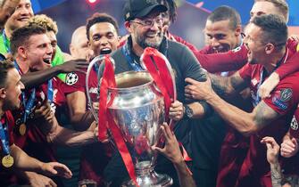 MADRID, SPAIN - JUNE 01: Jurgen Klopp, Manager of Liverpool celebrates with the Champions League Trophy after winning the UEFA Champions League Final between Tottenham Hotspur and Liverpool at Estadio Wanda Metropolitano on June 01, 2019 in Madrid, Spain. (Photo by Matthias Hangst/Getty Images)