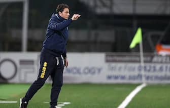 AVELLINO, ITALY - MARCH 29: Andrea Tarozzi assistant coach of Parma Calcio gestures during the Serie B match between US Avellino and Parma Calcio at Stadio Partenio on March 29, 2018 in Avellino, Italy.  (Photo by Francesco Pecoraro/Getty Images)