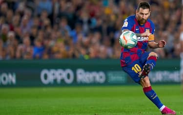 BARCELONA, SPAIN - OCTOBER 06: Lionel Messi of FC Barcelona scores their team's fourth goal after this free kick during the Liga match between FC Barcelona and Sevilla FC at Camp Nou on October 06, 2019 in Barcelona, Spain. (Photo by Quality Sport Images/Getty Images)
