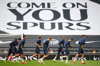 LONDON, ENGLAND - AUGUST 29: Harry Kane of Tottenham Hotspur (C) warms up among team mates prior to the Pre-Season Friendly match between Tottenham Hotspur and Birmingham City at Tottenham Hotspur Stadium on August 29, 2020 in London, England. (Photo by Marc Atkins/Getty Images)