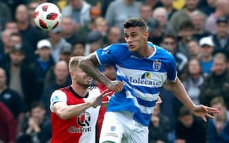 L'attaccante Gianluca Scamacca colpisce di testa con la maglia dello Zwolle