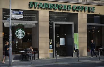 Lotta contro l'odio in rete, anche Starbucks boicotta Facebook