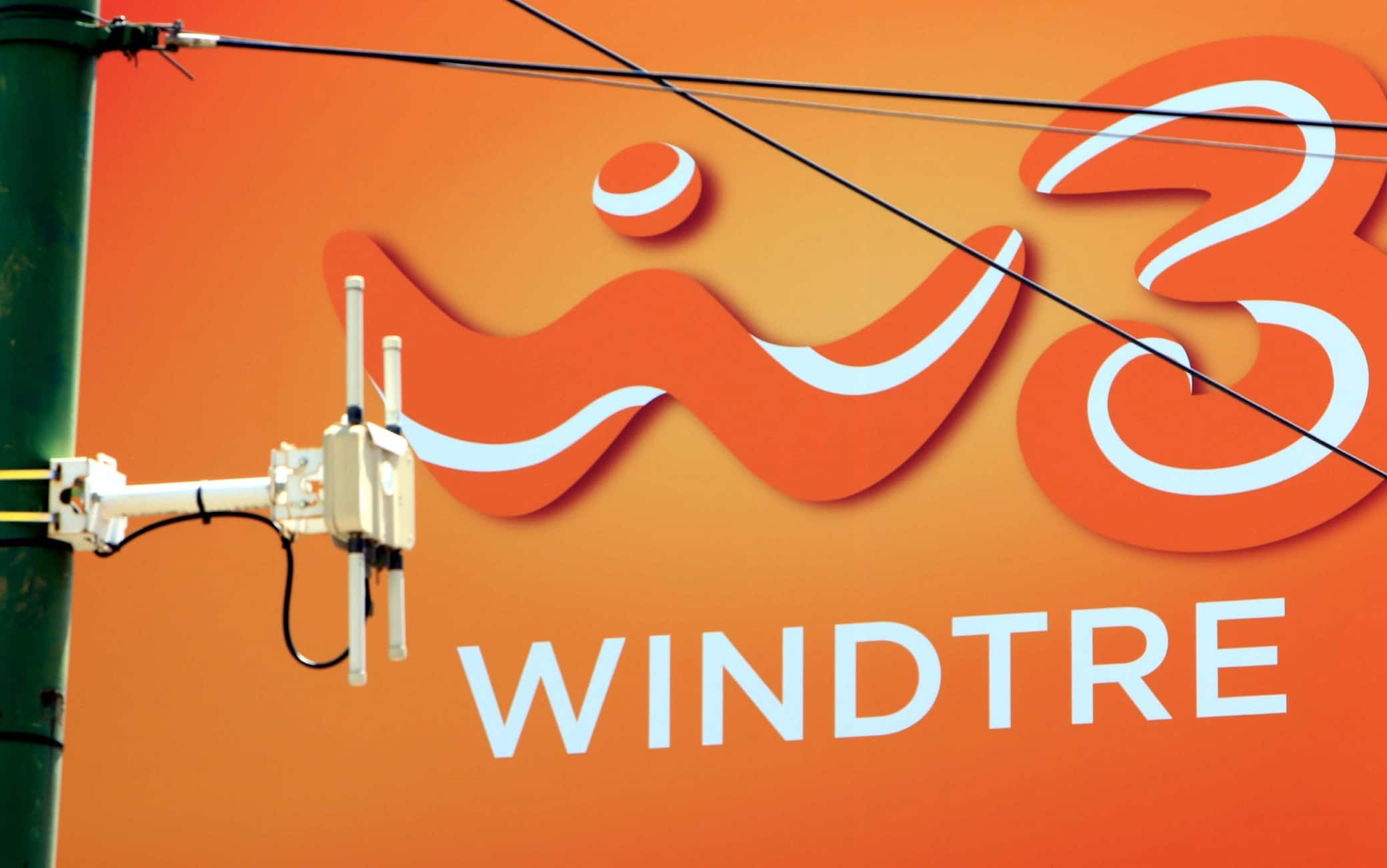 Un cartellone pubblicitari della compagnia telefonica Windtre esposto a Milano. 3 luglio 2020. ANSA/PAOLO SALMOIRAGO