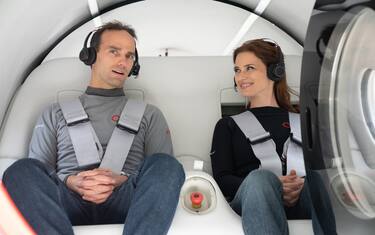 Il primo test passeggeri sul treno supersonico Hyperloop. VIDEO
