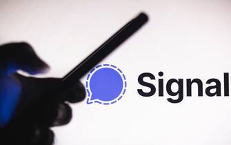 In this photo illustration the Signal logo seen in the background of a silhouette hand holding a mobile phone.
one (Photo by Rafael Henrique / SOPA Images/Sipa USA) (- - 2021-01-15, Rafael Henrique / SOPA Images / IPA) p.s. la foto e' utilizzabile nel rispetto del contesto in cui e' stata scattata, e senza intento diffamatorio del decoro delle persone rappresentate