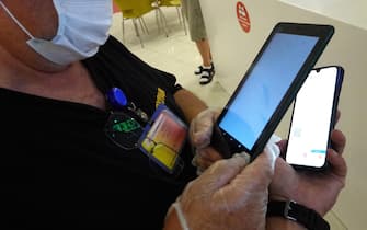 Un tablet e uno smartphone con un QR code
