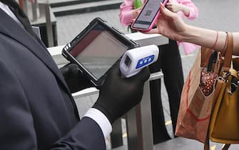 La scansione del Qr Code su uno smartphone per l'ingresso in un locale