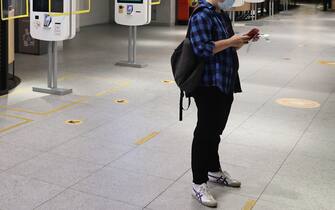 Un giovane in un fast food Un giovane controlla lo smartphone all'interno di un fast food