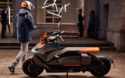 Bmw, ecco CE 04: il nuovo scooter elettrico per la città