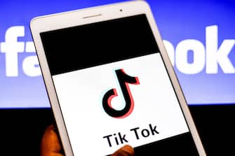 INDIA - 2021/08/06: In this photo illustration, a Tiktok logo seen displayed on an android phone with a facebook logo in the background. (Photo Illustration by Avishek Das/SOPA Images/LightRocket via Getty Images)