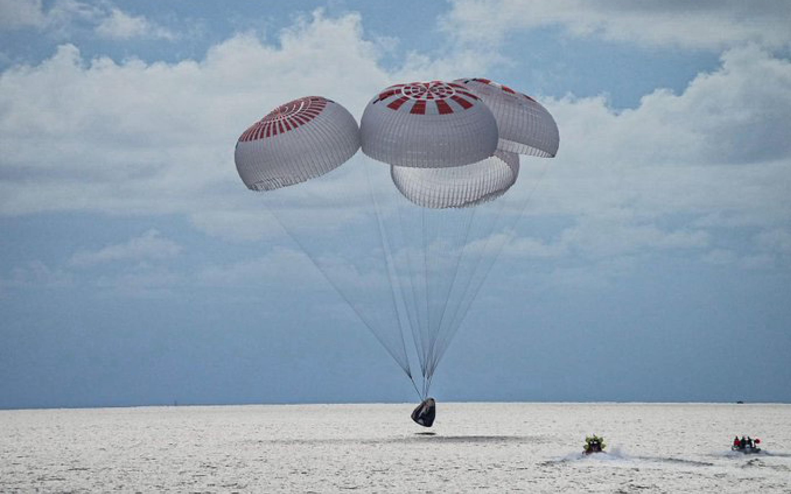 I primi quattro turisti spaziali di SpaceX sono ammarati ieri sera nell'Oceano Atlantico al largo della costa della Florida dopo aver trascorso tre giorni nello spazio, completando con successo la prima missione orbitale della storia senza astronauti professionisti a bordo, 19 settembre 2021.
ANSA/Twitter SpaceX + ATTENZIONE LA FOTO NON PUO' ESSERE PUBBLICATA O RIPRODOTTA SENZA L'AUTORIZZAZIONE DELLA FONTE DI ORIGINE CUI SI RINVIA +
