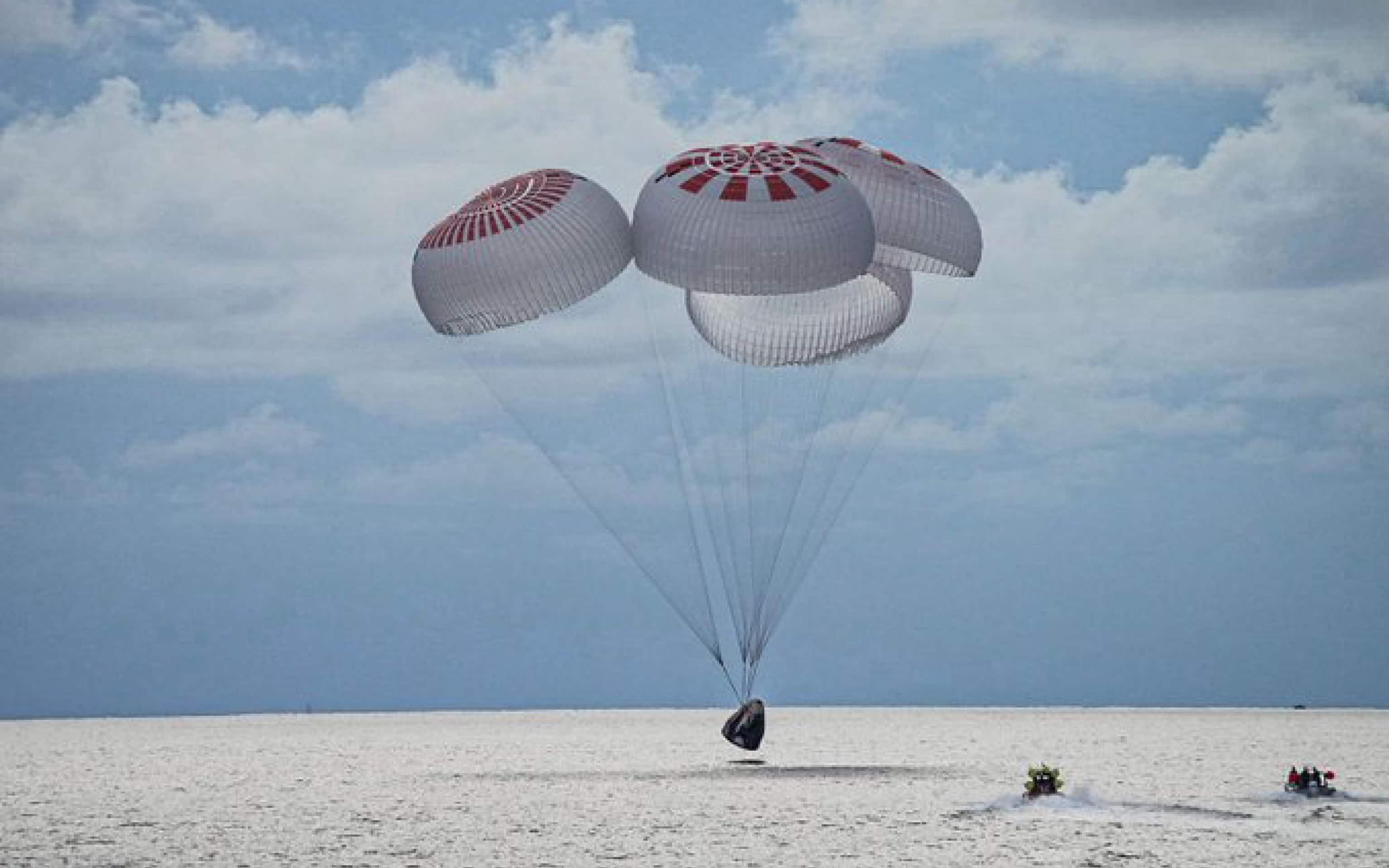 I primi quattro turisti spaziali di SpaceX sono ammarati ieri sera nell'Oceano Atlantico al largo della costa della Florida dopo aver trascorso tre giorni nello spazio, completando con successo la prima missione orbitale della storia senza astronauti professionisti a bordo, 19 settembre 2021.
ANSA/Twitter SpaceX      + ATTENZIONE LA FOTO NON PUO' ESSERE PUBBLICATA O RIPRODOTTA SENZA L'AUTORIZZAZIONE DELLA FONTE DI ORIGINE CUI SI RINVIA +