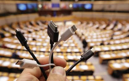 Caricabatterie universale per tutti gli smartphone, la proposta Ue