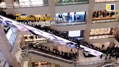 Cina, folla prende d'assalto centro commerciale per il nuovo iPhone