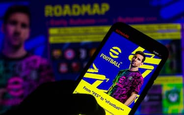 BRAZIL - 2021/07/21: In this photo illustration, eFootball logo game with footballer Lionel Messi seen displayed on a smartphone. 
Konami reveals that Pro Evolution Soccer (PES) will be called eFootball and will be free for multiple platforms. (Photo Illustration by Rafael Henrique/SOPA Images/LightRocket via Getty Images)