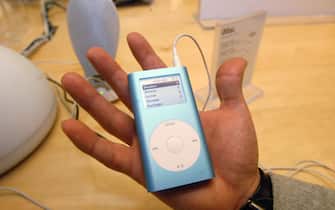 UNITED STATES - FEBRUARY 23: Apple Ipod Mini at the Apple Computer store in Soho., (Photo by Andrew Savulich / NY Daily News Archive via Getty Images)