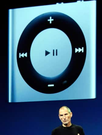 APPLE CHIEF EXECUTIVE OFFICER STEVE JOBS UNVEILED NEW APPLE PRODUCTS IN SAN FRANCISCO.  IN THE PHOTO PRESENTS THE NEW IPOD SHUFFLE (100901) - SAN FRANCISCO, Sept.  1, 2010 - Apple CEO Steve Jobs introduces a new iPod Shuffle at Apple's fall 2010 event in San Francisco, the United States, Sept.  1, 2010. Apple unveiled a new line of its iPod models on Wednesday's event, claiming it the biggest change in the iPod lineup ever.  Qi Heng) (zw) (SAN FRANCISCO - 2010-09-02, Qi Heng / Xinhua / photoshot) ps the photo can be used in compliance with the context in which it was taken, and without the defamatory intent of the decorum of the people represented