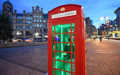 La sala giochi più piccola del mondo è in una cabina telefonica