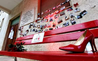 Abruzzo red bench