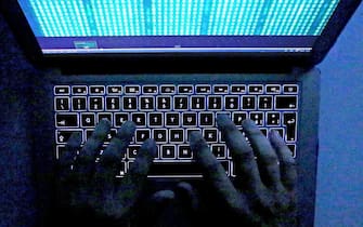 Dettaglio delle mani di una persona che lavora al computer in un'immagine diffusa dall'Hacking Team il 9 luglio 2015. ANSA