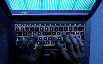 Aumentano gli attacchi hacker dalla Russia ai paesi Nato Dettaglio delle mani di una persona che lavora al computer in un'immagine diffusa dall'Hacking Team il 9 luglio 2015. ANSA