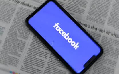 Facebook down, home piena di profili sconosciuti