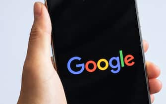 Smartphone con schermata che mostra logo Google
