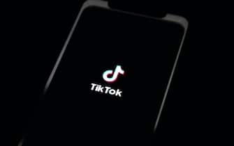 Smartphone con schermata che mostra logo TikTok