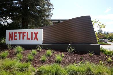 Netflix valuta abbonamento con pubblicità, stop a password condivisa?