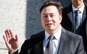 epa09889606 (FILE) - Tesla CEO Elon Musk (C) departs US Federal Court following a hearing in a lawsuit brought against him by the United States Security and Exchange Commission (SEC) in New York, USA, 04 April 2019 (reissued 14 April 2022). A statement published by the US Securities and Exchange Commission (SEC) on 14 April 2022 reads that Elon Musk has filed a proposal to acquire all available Twitter shares at a price of 54.20 US dollars per share, an offer that would total in 43.4 billion USD of company value.  EPA/JUSTIN LANE *** Local Caption *** 55104679