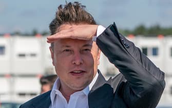 epa09889605 (FILE) - Tesla and SpaceX CEO Elon Musk arrives for a statement at the construction site of the Tesla Giga Factory in Gruenheide near Berlin, Germany, 03 September 2020 (reissued 14 April 2022). A statement published by the US Securities and Exchange Commission (SEC) on 14 April 2022 reads that Elon Musk has filed a proposal to acquire all available Twitter shares at a price of 54.20 US dollars per share, an offer that would total in 43.4 billion USD of company value.  EPA/ALEXANDER BECHER *** Local Caption *** 56315886