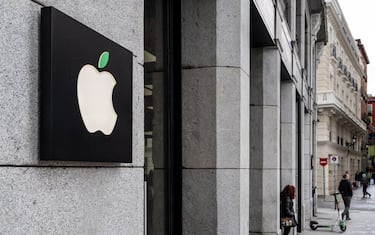 MADRID, SPAIN - 2022/04/23: American multinational technology company Apple store seen with a green logo for the Earth Day celebration in Spain. (Photo by Xavi Lopez/SOPA Images/LightRocket via Getty Images)