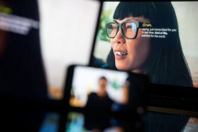 Google, presentato prototipo di occhiali per tradurre in tempo reale