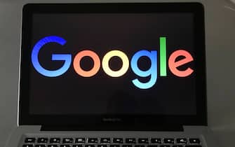 Das Google Logo auf dem Bildschirm von einem Apple Laptop 14.11.2019 *** The Google logo on the screen of an Apple laptop 14 11 2019