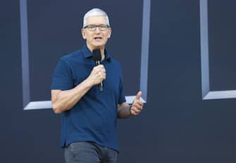 epa09999361 Apple CEO Tim Cook speaks during the 2022 Apple Worldwide Developers Conference (WWDC) on the campus of Apple Park in Cupertino, California, USA, 06 June 2022. The event is the first with limited media and developers in attendance since 2019.  EPA/JOHN G. MABANGLO