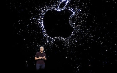 epaselect epa10167574 Apple CEO Tim Cook reacts as he speaks in the Steve Jobs Theatre during an Apple Special Event on the campus of Apple Park in Cupertino, California, USA, 07 September 2022.  EPA/JOHN G. MABANGLO
