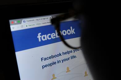 Facebook down, problemi di accesso al social: cosa è successo