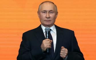 epa10349974 Russian President Vladimir Putin delivers a speech during the #WeAreTogether volunteer forum at the Manezh Central Exhibition Hall in Moscow, Russia, 05 December 2022.  EPA/VITALIY BELOUSOV / SPUTNIK / KREMLIN POOL MANDATORY CREDIT