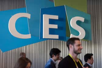 Convention attendees walk between exhibition halls at the 2016 International Consumer Electronics Show (CES) in Las Vegas, Nevada, USA, 06 January 2016. Photo: Jason Ogulnik/dpa