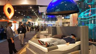 (220107) -- LAS VEGAS, Jan. 7, 2022 (Xinhua) -- A visitor tries an intelligent mattress made by the health company Sleep Number during the 2022 Consumer Electronics Show (CES) in Las Vegas, the United States, Jan. 6, 2022. The 2022 CES, scheduled from Jan. 5 to 7, drew more than 2,300 exhibitors, including 800 startups, as well as hundreds of thought leaders.  (Photo by Zeng Hui/Xinhua) - Zeng Hui -//CHINENOUVELLE_XxjpbeE007186_20220107_PEPFN0A001/2201070929/Credit:CHINE NOUVELLE/SIPA/2201070933