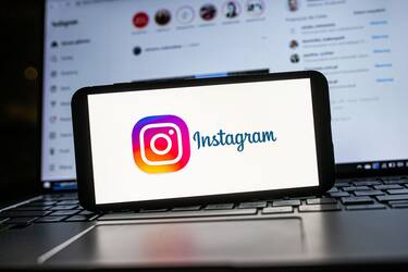 POLAND - 2023/01/20: In this photo illustration an Instagram logo seen displayed on a smartphone. (Photo Illustration by Mateusz Slodkowski/SOPA Images/LightRocket via Getty Images)