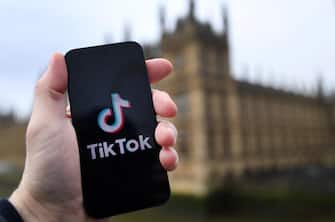 epa10525934 Tik Tok's logo on a smartphone in front of the British parliament in London, Britain, 16 March  2023. The British government is set to announce a ban on the Chinese social media app Tik Tok on all devices for its government ministers and civil servants working within government. Cabinet minister Oliver Dowden is set to make a statement on the ban on 16 March. The US government and EU Commission have already banned the app due to security concerns.  EPA/ANDY RAIN