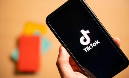 TikTok, le etichette per identificare i contenuti generati con l'AI