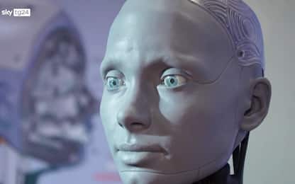 Intelligenza artificiale, l'umanoide Ameca "riflette" e disegna. VIDEO