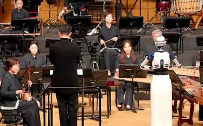 Corea del Sud, robot umanoide dirige un’orchestra a Seul