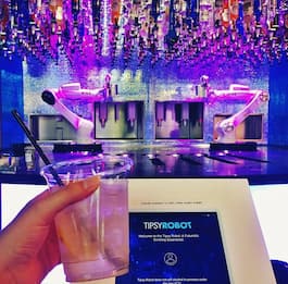 A Las Vegas i robot barman miscelano i cocktail al bar
